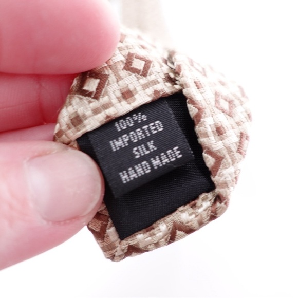 Kenneth Cole Reaction Mens 100% Silk Tie Necktie Geometric Tan Cream Neutral - Picture 5 of 7